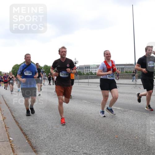 29.06.2025 - hella hamburg halbmarathon Lena Gebhardt http://msf.ph/oto/8269998 29.06.2025 10:46:19 Lombardsbrücke 1004, 1100, 1421, 1426, 1429, 1465, 1532, 1555, 1608, 1837, 1867, 1868, 2398, 2423, 2500, 2697, 2773, 2813, 2951, 2954, 3410, 3469, 4104, 4119, 4223, 4355, 4448, 4572, 4604, 5697, 5703, 5769, 5770, 5854, 5892, 6068, 6124, 6161, 6333, 6392, 7303, 7356, 7364, 7368, 7374, 7605, 7767, 7894, 7960, 7983, 8047, 8551, 8700, 9120, 9121, 9129, 9337, 9426, 9445, 9691, 10153, 10230, 10511, 11358, 11361, 11876, 11910, 12298, 12333, 12507, 12522, 13969, 14261, 15852, 16882 meine-sportfotos.de