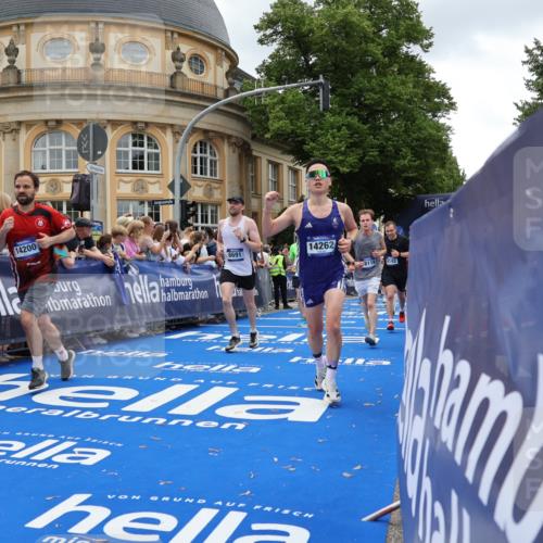 29.06.2025 - hella hamburg halbmarathon Strokosch-Dieckow http://msf.ph/oto/8270090 29.06.2025 10:46:21 Ziel 1600, 2048, 2222, 2842, 3056, 4237, 4949, 6421, 6691, 6978, 7335, 8142, 8981, 9497, 9786, 11185, 11773, 12171, 12651, 12891, 13698, 14045, 14200, 14228, 14262, 14482, 15157, 16127, 17190, 18118, 18211, 18637, 19209 meine-sportfotos.de