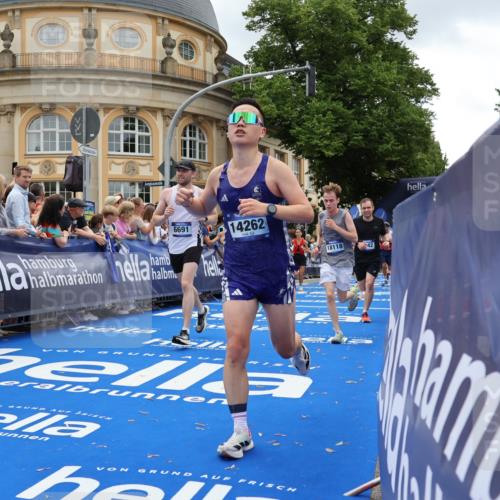 29.06.2025 - hella hamburg halbmarathon Strokosch-Dieckow http://msf.ph/oto/8270112 29.06.2025 10:46:21 Ziel 1600, 2048, 2222, 2842, 3056, 4237, 4949, 6421, 6691, 6978, 7335, 8142, 8981, 9497, 9786, 11185, 11773, 12171, 12651, 12891, 13698, 14045, 14200, 14228, 14262, 14482, 15157, 16127, 17190, 18118, 18211, 18637, 19209 meine-sportfotos.de