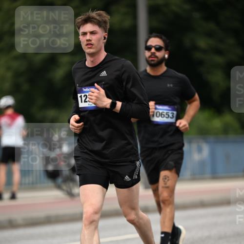 29.06.2025 - hella hamburg halbmarathon Dr. Thomas Lammeyer http://msf.ph/oto/8270140 29.06.2025 10:35:52 Kennedybrücke 1235, 1844, 2672, 2831, 2832, 3358, 3396, 3571, 3681, 4877, 4953, 5165, 5350, 5496, 5846, 5965, 6160, 6344, 6573, 7295, 7334, 7816, 7898, 8304, 8538, 8757, 8806, 9078, 9104, 9478, 9882, 9883, 10240, 10421, 10435, 10653, 11178 meine-sportfotos.de