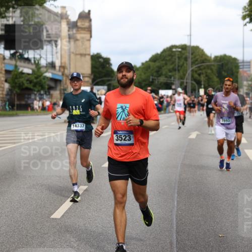 29.06.2025 - hella hamburg halbmarathon Yannick Fuchs http://msf.ph/oto/8270157 29.06.2025 10:36:56 20KM 1209, 1256, 1312, 1700, 1903, 2233, 3523, 4235, 4823, 5436, 5682, 6639, 6721, 6770, 7035, 7363, 7448, 7693, 7734, 7765, 7865, 9833, 10216, 10469, 12098, 13446, 13483, 13709, 13725, 14811, 15095, 15175, 15270, 15301, 16281, 16295, 16507, 16626, 16660, 17000, 17016, 17177, 17363, 17637, 17864, 18330, 18559, 18632, 18920 meine-sportfotos.de