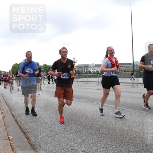 29.06.2025 - hella hamburg halbmarathon Lena Gebhardt http://msf.ph/oto/8270158 29.06.2025 10:46:19 Lombardsbrücke 1004, 1100, 1421, 1426, 1429, 1465, 1532, 1555, 1608, 1837, 1867, 1868, 2398, 2423, 2500, 2697, 2773, 2813, 2951, 2954, 3410, 3469, 4104, 4119, 4223, 4355, 4448, 4572, 4604, 5697, 5703, 5769, 5770, 5854, 5892, 6068, 6124, 6161, 6333, 6392, 7303, 7356, 7364, 7368, 7374, 7605, 7767, 7894, 7960, 7983, 8047, 8551, 8700, 9120, 9121, 9129, 9337, 9426, 9445, 9691, 10153, 10230, 10511, 11358, 11361, 11876, 11910, 12298, 12333, 12507, 12522, 13969, 14261, 15852, 16882 meine-sportfotos.de