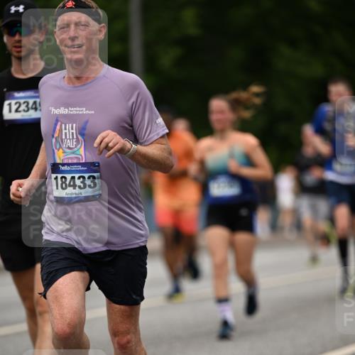 29.06.2025 - hella hamburg halbmarathon Dr. Thomas Lammeyer http://msf.ph/oto/8270203 29.06.2025 10:35:53 Kennedybrücke 1235, 1844, 2672, 2831, 2832, 3358, 3396, 3571, 3681, 4877, 4953, 5165, 5350, 5496, 5846, 5965, 6160, 6344, 6573, 7295, 7334, 7816, 7898, 8304, 8538, 8757, 8806, 9078, 9104, 9478, 9882, 9883, 10421, 10435, 10653 meine-sportfotos.de