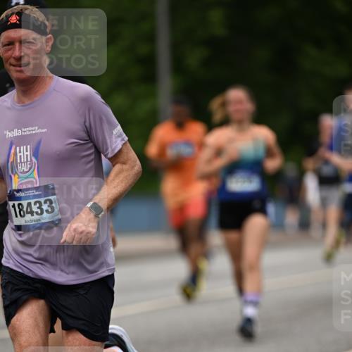 29.06.2025 - hella hamburg halbmarathon Dr. Thomas Lammeyer http://msf.ph/oto/8270308 29.06.2025 10:35:54 Kennedybrücke 1235, 2672, 2831, 2832, 3358, 3396, 3571, 3681, 4877, 4953, 5350, 5496, 5846, 5965, 6160, 6344, 6573, 7295, 7334, 7816, 7898, 8304, 8538, 8757, 8806, 9078, 9104, 9478, 9882, 9883, 10421, 10435, 10653 meine-sportfotos.de