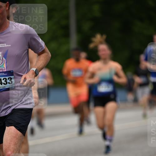 29.06.2025 - hella hamburg halbmarathon Dr. Thomas Lammeyer http://msf.ph/oto/8270313 29.06.2025 10:35:54 Kennedybrücke 1235, 2672, 2831, 2832, 3358, 3396, 3571, 3681, 4877, 4953, 5350, 5496, 5846, 5965, 6160, 6344, 6573, 7295, 7334, 7816, 7898, 8304, 8538, 8757, 8806, 9078, 9104, 9478, 9882, 9883, 10421, 10435, 10653 meine-sportfotos.de