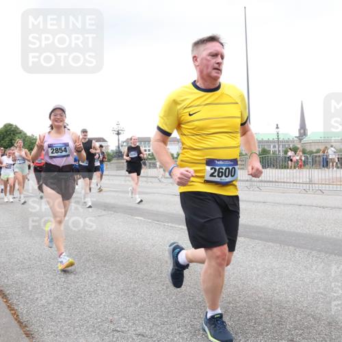 29.06.2025 - hella hamburg halbmarathon Lena Gebhardt http://msf.ph/oto/8270346 29.06.2025 10:54:18 Lombardsbrücke 1263, 1779, 2854, 16, 2600, 1017, 1263, 1687, 1744, 1762, 1779, 1789, 1822, 1949, 2079, 2244, 2372, 2532, 2600, 2761, 2854, 3079, 3187, 3188, 3249, 3364, 3465, 3467, 3557, 3761, 3795, 3857, 4323, 4685, 4720, 4838, 4971, 5157, 5185, 5216, 5309, 5430, 5514, 5804, 5817, 5898, 5933, 5964, 5993, 6023, 6192, 6279, 6468, 6583, 6987, 6988, 7498, 7614, 7670, 7874, 7946, 7986, 8801, 8803, 8867, 8924, 9130, 9138, 9203, 9503, 9572, 10207, 11354, 11390, 11785, 12930 meine-sportfotos.de