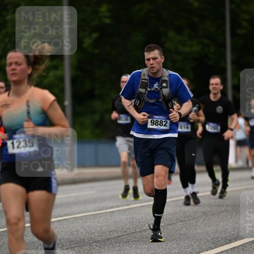 29.06.2025 - hella hamburg halbmarathon Dr. Thomas Lammeyer http://msf.ph/oto/8270364 29.06.2025 10:35:55 Kennedybrücke 1235, 2672, 2831, 2832, 3358, 3396, 3571, 3681, 4877, 4953, 5350, 5496, 5846, 6344, 6573, 7295, 7334, 7816, 7898, 8304, 8538, 8757, 8806, 9078, 9104, 9478, 9882, 9883, 10421, 10435, 10653 meine-sportfotos.de