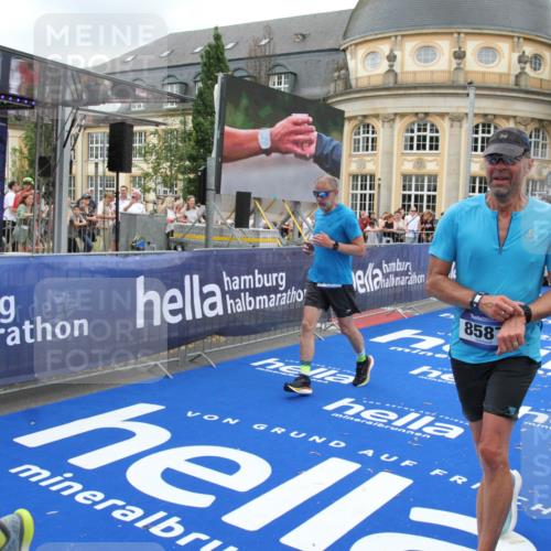 29.06.2025 - hella hamburg halbmarathon Michael Strokosch http://msf.ph/oto/8270366 29.06.2025 10:53:08 Ziel 2208, 3059, 3258, 3334, 4121, 7509, 7864, 8587, 9093, 9537, 12155, 12367, 12910, 14323, 18590, 19208 meine-sportfotos.de