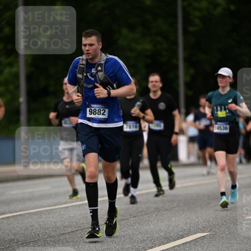 29.06.2025 - hella hamburg halbmarathon Dr. Thomas Lammeyer http://msf.ph/oto/8270375 29.06.2025 10:35:56 Kennedybrücke 1235, 2672, 2831, 2832, 3358, 4877, 4924, 4953, 5350, 5496, 5846, 6344, 7295, 7334, 7816, 7898, 8304, 8538, 8757, 9078, 9104, 9478, 9604, 9882, 9883, 10421, 10435, 10653 meine-sportfotos.de