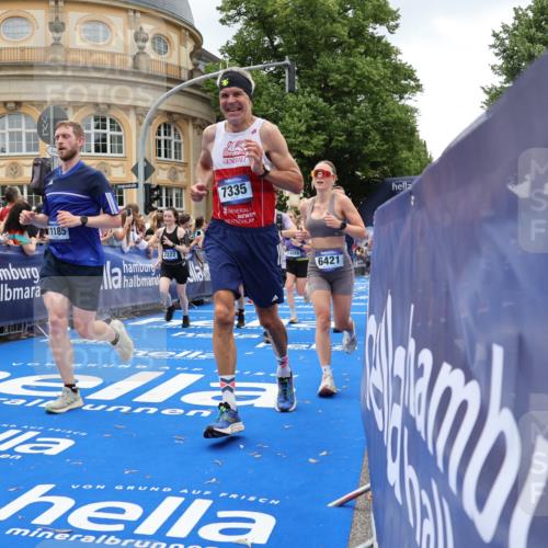 29.06.2025 - hella hamburg halbmarathon Strokosch-Dieckow http://msf.ph/oto/8270417 29.06.2025 10:46:26 Ziel 1600, 2222, 2842, 4237, 4497, 5459, 6421, 6691, 6978, 7335, 8142, 8482, 8981, 9232, 9386, 9529, 9786, 11185, 11773, 12171, 12651, 12891, 13698, 14045, 14228, 14482, 15157, 15206, 16127, 17281, 17461, 18118, 18211, 18637, 18882, 19209 meine-sportfotos.de