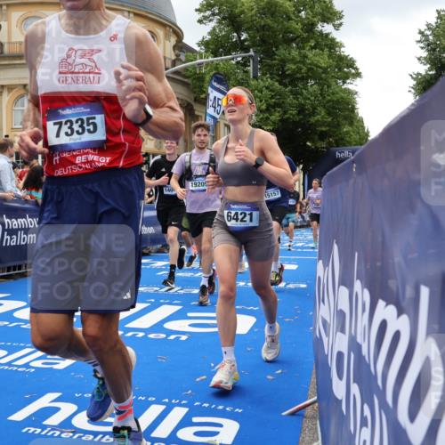 29.06.2025 - hella hamburg halbmarathon Strokosch-Dieckow http://msf.ph/oto/8270470 29.06.2025 10:46:27 Ziel 1600, 2222, 2842, 4237, 4497, 5459, 6421, 6978, 7335, 8142, 8482, 8981, 9232, 9386, 9529, 9786, 11185, 11773, 12171, 12651, 12891, 13525, 13698, 14045, 14228, 14482, 15157, 15206, 16127, 17281, 17461, 18211, 18637, 18882, 19209 meine-sportfotos.de
