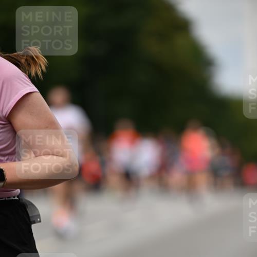 29.06.2025 - hella hamburg halbmarathon Dr. Thomas Lammeyer http://msf.ph/oto/8270518 29.06.2025 10:35:59 Kennedybrücke 1235, 2672, 2831, 2832, 3358, 3752, 4877, 4924, 5496, 6344, 7295, 7334, 7344, 7570, 7695, 7816, 7898, 8304, 8538, 8757, 9078, 9478, 9604, 9882, 9883, 10421, 10653 meine-sportfotos.de