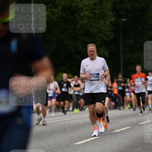 29.06.2025 - hella hamburg halbmarathon Dr. Thomas Lammeyer http://msf.ph/oto/8270576 29.06.2025 10:36:00 Kennedybrücke 1235, 2672, 3358, 3752, 4877, 4924, 5496, 5743, 6344, 7295, 7334, 7344, 7570, 7695, 7816, 7898, 8304, 8538, 8757, 9478, 9604, 9882, 9883, 10421, 10653 meine-sportfotos.de