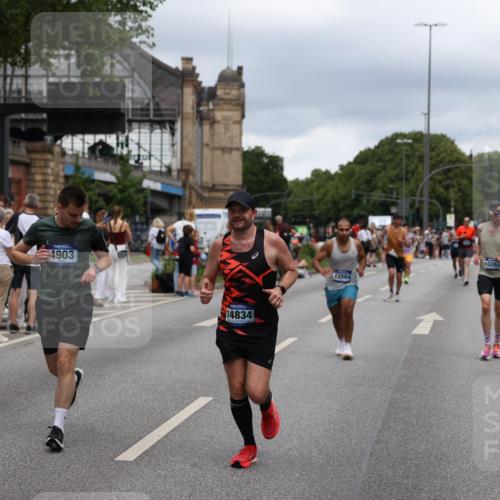 29.06.2025 - hella hamburg halbmarathon Yannick Fuchs http://msf.ph/oto/8270582 29.06.2025 10:49:04 20KM 1506, 1628, 2029, 2119, 2252, 2448, 2561, 2955, 3256, 3652, 4029, 4616, 4868, 4903, 5021, 6355, 6433, 6891, 6938, 8487, 8618, 8973, 10044, 10188, 10368, 10376, 11184, 11568, 11797, 11799, 12483, 12526, 12584, 13267, 14750, 14834, 14845, 14909, 15854, 15868, 15896, 16110, 16327, 17842, 18031, 18190, 18380 meine-sportfotos.de