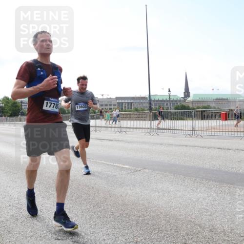29.06.2025 - hella hamburg halbmarathon Lena Gebhardt http://msf.ph/oto/8270594 29.06.2025 10:11:21 Lombardsbrücke 1166, 1723, 1781, 1866, 2868, 3837, 4287, 5254, 5653, 7271, 7370, 8115, 8171, 8206, 8207, 8368, 8561, 8807, 8810, 9119, 10196, 10372, 11149, 11321, 11755, 12286, 12556, 12571, 12790, 12836, 13203, 13603, 13939, 14008, 14022, 14149, 14270, 15009, 15252, 15797, 15908, 16383, 17142, 17500, 17787, 18278, 18382, 19172, 19241 meine-sportfotos.de