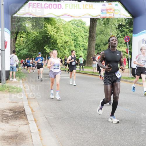 29.06.2025 - hella hamburg halbmarathon MichiJ http://msf.ph/oto/8270602 29.06.2025 10:31:14 Zwischen KM18-KM19 1353, 2233, 2653, 3116, 3697, 4229, 7448, 7635, 7734, 7765, 9364, 10216, 11907, 12327, 14210, 15233, 15301, 15921, 16626, 17363, 17733, 17864, 17911, 18274, 18449, 18632, 18659, 18920, 18987, 19090 meine-sportfotos.de