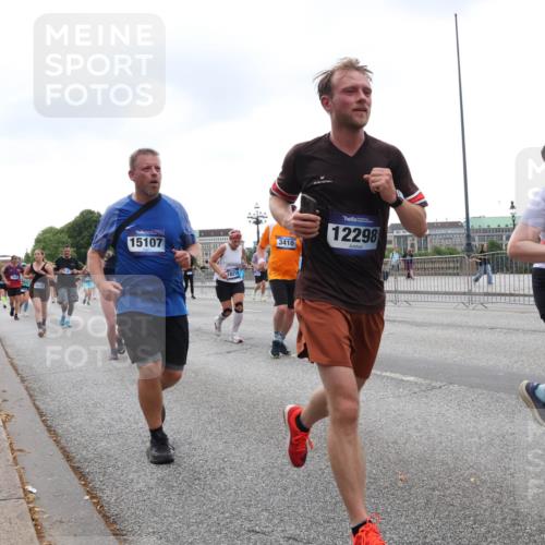 29.06.2025 - hella hamburg halbmarathon Lena Gebhardt http://msf.ph/oto/8270614 29.06.2025 10:46:19 Lombardsbrücke 1004, 1100, 1421, 1426, 1429, 1465, 1532, 1555, 1608, 1837, 1867, 1868, 2398, 2423, 2500, 2697, 2773, 2813, 2951, 2954, 3410, 3469, 4104, 4119, 4223, 4355, 4448, 4572, 4604, 5697, 5703, 5769, 5770, 5854, 5892, 6068, 6124, 6161, 6333, 6392, 7303, 7356, 7364, 7368, 7374, 7605, 7767, 7894, 7960, 7983, 8047, 8551, 8700, 9120, 9121, 9129, 9337, 9426, 9445, 9691, 10153, 10230, 10511, 11358, 11361, 11876, 11910, 12298, 12333, 12507, 12522, 13969, 14261, 15852, 16882 meine-sportfotos.de