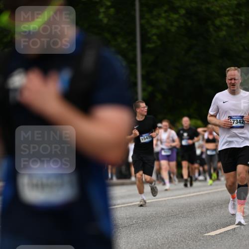 29.06.2025 - hella hamburg halbmarathon Dr. Thomas Lammeyer http://msf.ph/oto/8270618 29.06.2025 10:36:00 Kennedybrücke 1235, 2672, 3358, 3752, 4877, 4924, 5496, 5743, 6344, 7295, 7334, 7344, 7570, 7695, 7816, 7898, 8304, 8538, 8757, 9478, 9604, 9882, 9883, 10421, 10653 meine-sportfotos.de