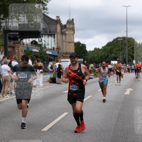 29.06.2025 - hella hamburg halbmarathon Yannick Fuchs http://msf.ph/oto/8270631 29.06.2025 10:49:04 20KM 1506, 1628, 2029, 2119, 2252, 2448, 2561, 2955, 3256, 3652, 4029, 4616, 4868, 4903, 5021, 6355, 6433, 6891, 6938, 8487, 8618, 8973, 10044, 10188, 10368, 10376, 11184, 11568, 11797, 11799, 12483, 12526, 12584, 13267, 14750, 14834, 14845, 14909, 15854, 15868, 15896, 16110, 16327, 17842, 18031, 18190, 18380 meine-sportfotos.de