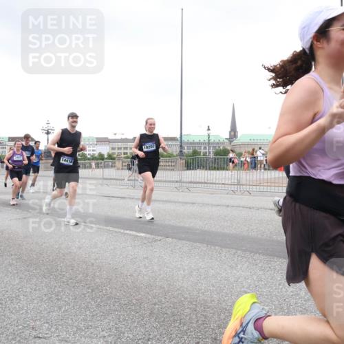 29.06.2025 - hella hamburg halbmarathon Lena Gebhardt http://msf.ph/oto/8270656 29.06.2025 10:54:19 Lombardsbrücke 1263, 1779, 3465, 3467, 14416, 10207, 2854, 1017, 1263, 1687, 1744, 1762, 1779, 1789, 1822, 1949, 2244, 2372, 2532, 2586, 2600, 2761, 2854, 3079, 3187, 3188, 3249, 3364, 3465, 3467, 3557, 3761, 3795, 3857, 4323, 4685, 4720, 4838, 4971, 5157, 5185, 5216, 5309, 5514, 5804, 5817, 5898, 5933, 5964, 5993, 6023, 6192, 6279, 6468, 6583, 6987, 6988, 7498, 7614, 7670, 7874, 7946, 7986, 8801, 8803, 8867, 8924, 9130, 9138, 9203, 9503, 9572, 10207, 11354, 11390, 11785, 12930 meine-sportfotos.de