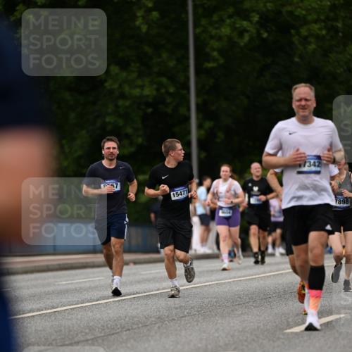 29.06.2025 - hella hamburg halbmarathon Dr. Thomas Lammeyer http://msf.ph/oto/8270670 29.06.2025 10:36:01 Kennedybrücke 1235, 2672, 3358, 3752, 4314, 4877, 4924, 5496, 5601, 5743, 6344, 7295, 7334, 7344, 7570, 7695, 7816, 7898, 8304, 8538, 8757, 9478, 9604, 9882, 10421, 10653 meine-sportfotos.de
