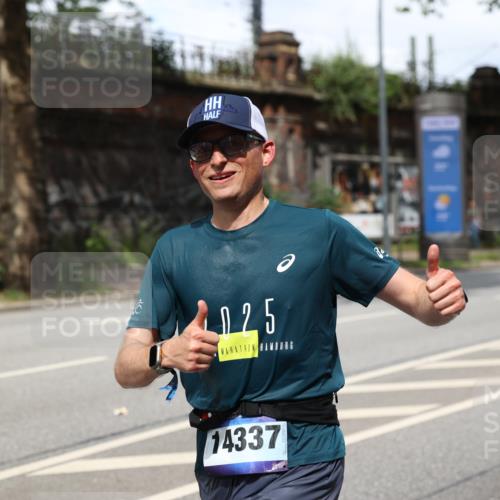 29.06.2025 - hella hamburg halbmarathon Yannick Fuchs http://msf.ph/oto/8270688 29.06.2025 10:36:58 20KM 1209, 1312, 1700, 1903, 2233, 3523, 4235, 4823, 5436, 5682, 6639, 6721, 6770, 7035, 7363, 7448, 7693, 7734, 7765, 7865, 9833, 10216, 10469, 11907, 12098, 13446, 13483, 13709, 13725, 14811, 15095, 15175, 15270, 15297, 15301, 16295, 16507, 16626, 16660, 16677, 17000, 17016, 17177, 17363, 17637, 17864, 18330, 18559, 18632, 18680, 18920 meine-sportfotos.de