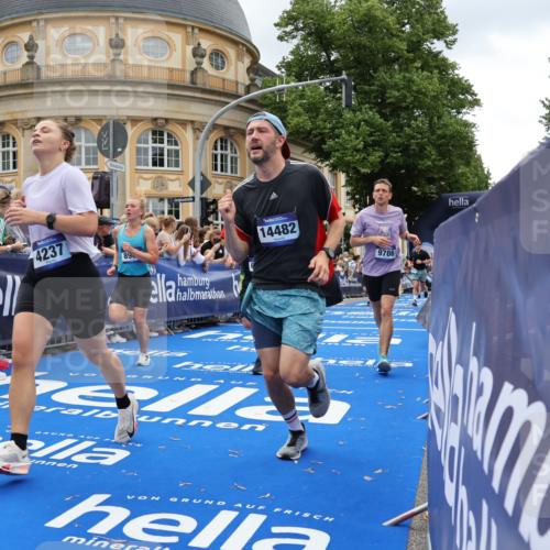 29.06.2025 - hella hamburg halbmarathon Strokosch-Dieckow http://msf.ph/oto/8270703 29.06.2025 10:46:29 Ziel 2222, 2842, 4237, 4497, 5459, 6421, 6978, 7335, 8482, 8981, 9051, 9232, 9386, 9529, 9786, 11185, 11773, 12891, 13525, 14045, 14228, 14482, 15133, 15157, 15206, 16127, 17281, 17461, 18637, 18882, 19209 meine-sportfotos.de