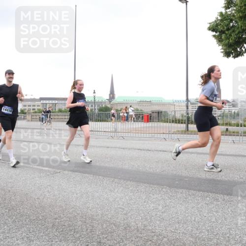 29.06.2025 - hella hamburg halbmarathon Lena Gebhardt http://msf.ph/oto/8270739 29.06.2025 10:54:20 Lombardsbrücke 3467, 662, 14416, 1017, 1263, 1687, 1744, 1762, 1779, 1789, 1822, 1949, 2244, 2372, 2532, 2586, 2600, 2761, 2854, 3079, 3187, 3188, 3249, 3364, 3465, 3467, 3557, 3761, 3795, 3857, 4323, 4685, 4720, 4838, 4971, 5157, 5185, 5216, 5309, 5514, 5804, 5817, 5898, 5933, 5964, 5993, 6023, 6192, 6279, 6468, 6583, 6987, 6988, 7498, 7614, 7670, 7874, 7946, 7986, 8801, 8803, 8867, 8924, 9130, 9138, 9203, 9503, 9572, 10207, 11354, 11390, 11567, 11569, 11785, 12930 meine-sportfotos.de