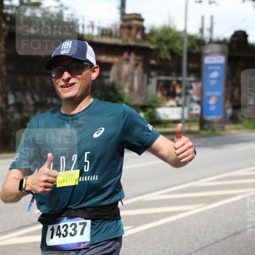 29.06.2025 - hella hamburg halbmarathon Yannick Fuchs http://msf.ph/oto/8270741 29.06.2025 10:36:58 20KM 1209, 1312, 1700, 1903, 2233, 3523, 4235, 4823, 5436, 5682, 6639, 6721, 6770, 7035, 7363, 7448, 7693, 7734, 7765, 7865, 9833, 10216, 10469, 11907, 12098, 13446, 13483, 13709, 13725, 14811, 15095, 15175, 15270, 15297, 15301, 16295, 16507, 16626, 16660, 16677, 17000, 17016, 17177, 17363, 17637, 17864, 18330, 18559, 18632, 18680, 18920 meine-sportfotos.de