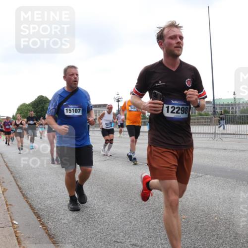 29.06.2025 - hella hamburg halbmarathon Lena Gebhardt http://msf.ph/oto/8270747 29.06.2025 10:46:19 Lombardsbrücke 1004, 1100, 1421, 1426, 1429, 1465, 1532, 1555, 1608, 1837, 1867, 1868, 2398, 2423, 2500, 2697, 2773, 2813, 2951, 2954, 3410, 3469, 4104, 4119, 4223, 4355, 4448, 4572, 4604, 5697, 5703, 5769, 5770, 5854, 5892, 6068, 6124, 6161, 6333, 6392, 7303, 7356, 7364, 7368, 7374, 7605, 7767, 7894, 7960, 7983, 8047, 8551, 8700, 9120, 9121, 9129, 9337, 9426, 9445, 9691, 10153, 10230, 10511, 11358, 11361, 11876, 11910, 12298, 12333, 12507, 12522, 13969, 14261, 15852, 16882 meine-sportfotos.de