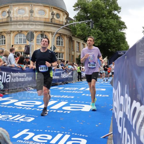 29.06.2025 - hella hamburg halbmarathon Strokosch-Dieckow http://msf.ph/oto/8270766 29.06.2025 10:46:30 Ziel 2222, 2842, 4237, 4497, 5459, 6421, 6978, 7335, 8482, 8981, 9051, 9232, 9386, 9529, 9786, 11185, 11773, 12891, 13525, 13554, 14045, 14228, 14482, 15026, 15133, 15157, 15206, 17281, 17461, 18637, 18882, 19209 meine-sportfotos.de
