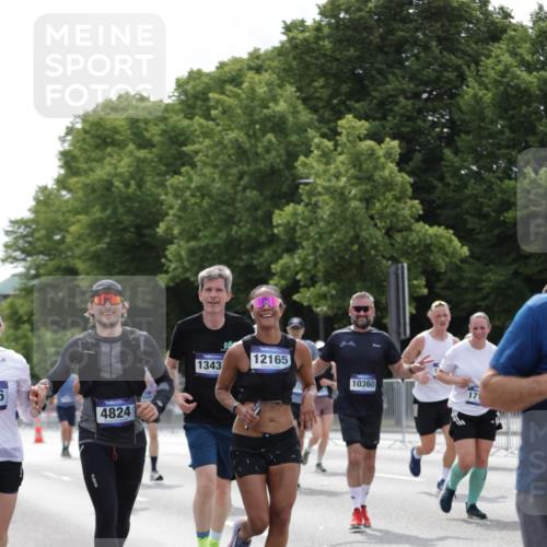 29.06.2025 - hella hamburg halbmarathon Jannik Wohlers http://msf.ph/oto/8270791 29.06.2025 10:33:52 Lombardsbrücke 1672, 2265, 2412, 2464, 2496, 2510, 2511, 2801, 2933, 3145, 3829, 3848, 4824, 4826, 5609, 6105, 6574, 7324, 7329, 8277, 8349, 8965, 10360, 10564, 11432, 11668, 11872, 12165, 12896, 13437, 13485, 13747, 13957, 14047, 14058, 14854, 14855, 14918, 14919, 15793, 15983, 16115, 16578, 16919, 17105, 17230, 17650, 17789, 17953, 18044 meine-sportfotos.de