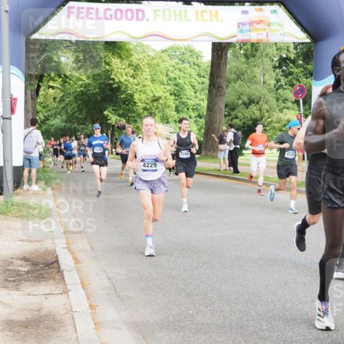 29.06.2025 - hella hamburg halbmarathon MichiJ http://msf.ph/oto/8270817 29.06.2025 10:31:15 Zwischen KM18-KM19 1353, 2653, 3116, 3697, 4229, 4235, 7448, 7635, 7734, 7765, 9364, 10216, 11907, 12327, 15233, 16626, 17733, 17864, 17911, 18274, 18449, 18632, 18659, 18920, 18987, 19090 meine-sportfotos.de