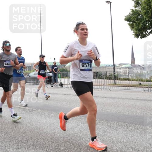 29.06.2025 - hella hamburg halbmarathon Lena Gebhardt http://msf.ph/oto/8270840 29.06.2025 10:34:49 Lombardsbrücke 33, 1331, 8705, 13416, 6571, 1025, 1284, 1849, 2023, 2355, 2412, 2510, 2511, 3130, 3409, 3420, 4540, 4884, 5453, 5609, 6034, 6171, 6310, 6329, 6335, 6379, 6397, 6571, 6574, 6803, 6843, 7020, 7299, 7386, 7644, 7733, 8369, 8705, 8793, 9122, 9164, 9248, 9379, 9448, 9514, 10335, 10358, 10464, 10606, 10674, 11122, 11245, 11646, 11872, 12019, 12164, 12236, 12382, 12764, 13957, 15477, 16238, 16311, 16390, 16682, 16919, 17230, 18158, 18941 meine-sportfotos.de