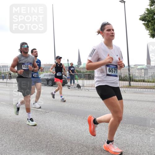 29.06.2025 - hella hamburg halbmarathon Lena Gebhardt http://msf.ph/oto/8270914 29.06.2025 10:34:49 Lombardsbrücke 7733, 133, 8705, 13416, 6571, 1025, 1284, 1849, 2023, 2355, 2412, 2510, 2511, 3130, 3409, 3420, 4540, 4884, 5453, 5609, 6034, 6171, 6310, 6329, 6335, 6379, 6397, 6571, 6574, 6803, 6843, 7020, 7299, 7386, 7644, 7733, 8369, 8705, 8793, 9122, 9164, 9248, 9379, 9448, 9514, 10335, 10358, 10464, 10606, 10674, 11122, 11245, 11646, 11872, 12019, 12164, 12236, 12382, 12764, 13957, 15477, 16238, 16311, 16390, 16682, 16919, 17230, 18158, 18941 meine-sportfotos.de