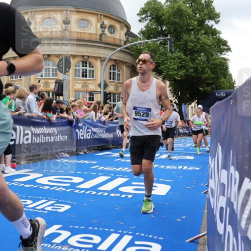 29.06.2025 - hella hamburg halbmarathon Strokosch-Dieckow http://msf.ph/oto/8270920 29.06.2025 10:46:34 Ziel 1920, 1942, 4497, 5459, 8482, 9051, 9232, 9386, 9529, 9786, 13525, 13554, 15026, 15133, 15206, 15714, 16175, 17281, 17461, 17865, 18297, 18882 meine-sportfotos.de