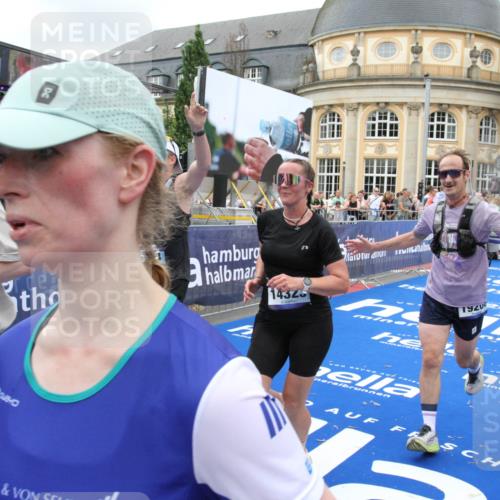 29.06.2025 - hella hamburg halbmarathon Michael Strokosch http://msf.ph/oto/8270936 29.06.2025 10:53:12 Ziel 2111, 2208, 3059, 3258, 4121, 7383, 7864, 8273, 9537, 14323, 16929, 16986, 19208 meine-sportfotos.de