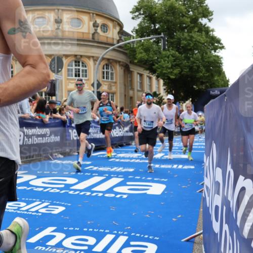 29.06.2025 - hella hamburg halbmarathon Strokosch-Dieckow http://msf.ph/oto/8270962 29.06.2025 10:46:34 Ziel 1920, 1942, 4497, 5459, 8482, 9051, 9232, 9386, 9529, 9786, 13525, 13554, 15026, 15133, 15206, 15714, 16175, 17281, 17461, 17865, 18297, 18882 meine-sportfotos.de