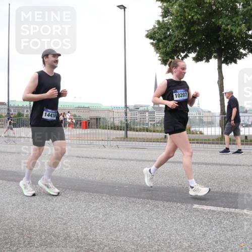 29.06.2025 - hella hamburg halbmarathon Lena Gebhardt http://msf.ph/oto/8270964 29.06.2025 10:54:21 Lombardsbrücke 14416, 10207, 1017, 1263, 1744, 1762, 1779, 1789, 1822, 1949, 2244, 2372, 2532, 2586, 2600, 2761, 2854, 3079, 3187, 3188, 3249, 3364, 3465, 3467, 3557, 3761, 3795, 3857, 4323, 4685, 4720, 4838, 4971, 5157, 5185, 5216, 5309, 5514, 5804, 5817, 5898, 5933, 5964, 5993, 6023, 6192, 6279, 6468, 6583, 6987, 6988, 7498, 7670, 7874, 7946, 7986, 8801, 8803, 8867, 8924, 9130, 9138, 9203, 9503, 9572, 10207, 11354, 11390, 11567, 11569, 11785, 12930 meine-sportfotos.de