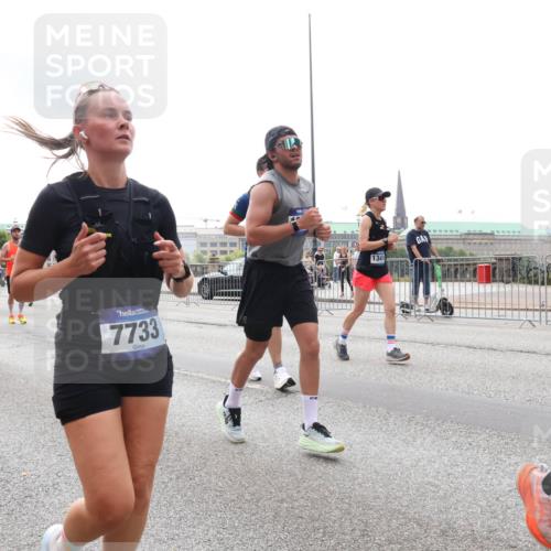 29.06.2025 - hella hamburg halbmarathon Lena Gebhardt http://msf.ph/oto/8270974 29.06.2025 10:34:50 Lombardsbrücke 13471, 15477, 15310, 7733, 1341, 1025, 1284, 1497, 1849, 2023, 2355, 2412, 2510, 2511, 3130, 3409, 3420, 4540, 4884, 5453, 5609, 6034, 6171, 6310, 6329, 6335, 6379, 6397, 6571, 6574, 6803, 6843, 7020, 7299, 7386, 7644, 7733, 8369, 8705, 8793, 9122, 9164, 9248, 9379, 9448, 9514, 10335, 10358, 10464, 10606, 10674, 11122, 11245, 11646, 11872, 12019, 12164, 12236, 12382, 12764, 13957, 15477, 16238, 16311, 16390, 16682, 16919, 17230, 18158, 18941 meine-sportfotos.de