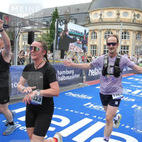 29.06.2025 - hella hamburg halbmarathon Michael Strokosch http://msf.ph/oto/8270997 29.06.2025 10:53:12 Ziel 2111, 2208, 3059, 3258, 4121, 7383, 7864, 8273, 9537, 14323, 16929, 16986, 19208 meine-sportfotos.de