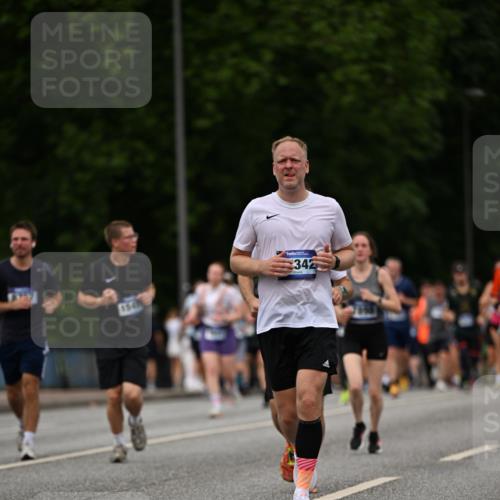29.06.2025 - hella hamburg halbmarathon Dr. Thomas Lammeyer http://msf.ph/oto/8271014 29.06.2025 10:36:02 Kennedybrücke 1235, 1292, 2672, 3358, 3752, 4314, 4877, 4924, 5496, 5601, 5658, 5743, 6344, 7295, 7334, 7344, 7570, 7695, 7816, 7898, 8304, 8538, 8757, 9478, 9604, 9882, 10421, 10653 meine-sportfotos.de