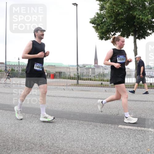 29.06.2025 - hella hamburg halbmarathon Lena Gebhardt http://msf.ph/oto/8271016 29.06.2025 10:54:21 Lombardsbrücke 18093, 128, 14416, 10207, 1017, 1263, 1744, 1762, 1779, 1789, 1822, 1949, 2244, 2372, 2532, 2586, 2600, 2761, 2854, 3079, 3187, 3188, 3249, 3364, 3465, 3467, 3557, 3761, 3795, 3857, 4323, 4685, 4720, 4838, 4971, 5157, 5185, 5216, 5309, 5514, 5804, 5817, 5898, 5933, 5964, 5993, 6023, 6192, 6279, 6468, 6583, 6987, 6988, 7498, 7670, 7874, 7946, 7986, 8801, 8803, 8867, 8924, 9130, 9138, 9203, 9503, 9572, 10207, 11354, 11390, 11567, 11569, 11785, 12930 meine-sportfotos.de