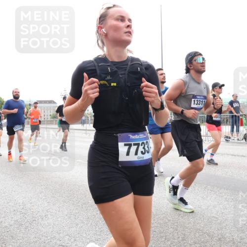 29.06.2025 - hella hamburg halbmarathon Lena Gebhardt http://msf.ph/oto/8271025 29.06.2025 10:34:50 Lombardsbrücke 15477, 15310, 3130, 2, 7733, 13311, 416, 1025, 1284, 1497, 1849, 2023, 2355, 2412, 2510, 2511, 3130, 3409, 3420, 4540, 4884, 5453, 5609, 6034, 6171, 6310, 6329, 6335, 6379, 6397, 6571, 6574, 6803, 6843, 7020, 7299, 7386, 7644, 7733, 8369, 8705, 8793, 9122, 9164, 9248, 9379, 9448, 9514, 10335, 10358, 10464, 10606, 10674, 11122, 11245, 11646, 11872, 12019, 12164, 12236, 12382, 12764, 13957, 15477, 16238, 16311, 16390, 16682, 16919, 17230, 18158, 18941 meine-sportfotos.de