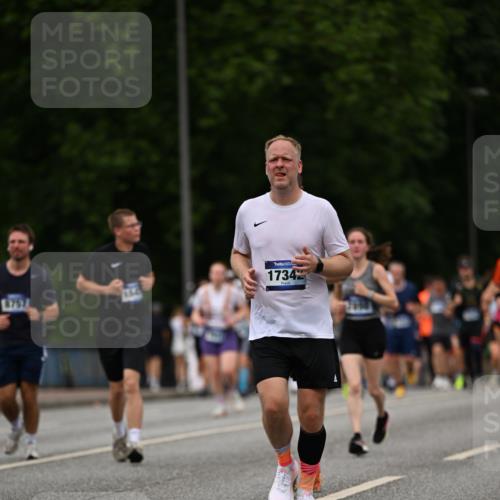 29.06.2025 - hella hamburg halbmarathon Dr. Thomas Lammeyer http://msf.ph/oto/8271038 29.06.2025 10:36:02 Kennedybrücke 1235, 1292, 2672, 3358, 3752, 4314, 4877, 4924, 5496, 5601, 5658, 5743, 6344, 7295, 7334, 7344, 7570, 7695, 7816, 7898, 8304, 8538, 8757, 9478, 9604, 9882, 10421, 10653 meine-sportfotos.de