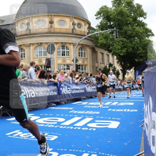 29.06.2025 - hella hamburg halbmarathon Strokosch-Dieckow http://msf.ph/oto/8271074 29.06.2025 10:46:37 Ziel 1920, 1942, 3976, 5459, 6630, 8482, 9051, 9232, 9529, 13525, 13554, 15026, 15133, 15206, 15714, 16175, 17281, 17461, 17743, 17865, 18297, 18882, 19128 meine-sportfotos.de