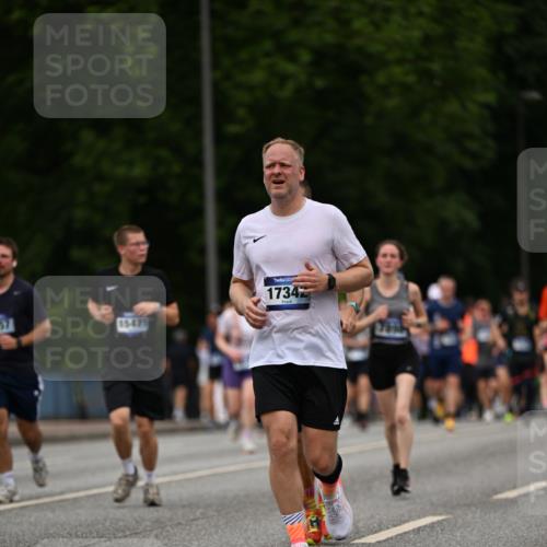 29.06.2025 - hella hamburg halbmarathon Dr. Thomas Lammeyer http://msf.ph/oto/8271077 29.06.2025 10:36:02 Kennedybrücke 1235, 1292, 2672, 3358, 3752, 4314, 4877, 4924, 5496, 5601, 5658, 5743, 6344, 7295, 7334, 7344, 7570, 7695, 7816, 7898, 8304, 8538, 8757, 9478, 9604, 9882, 10421, 10653 meine-sportfotos.de