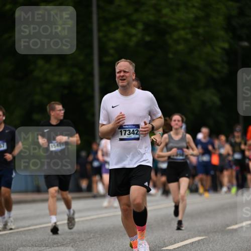 29.06.2025 - hella hamburg halbmarathon Dr. Thomas Lammeyer http://msf.ph/oto/8271110 29.06.2025 10:36:02 Kennedybrücke 1235, 1292, 2672, 3358, 3752, 4314, 4877, 4924, 5496, 5601, 5658, 5743, 6344, 7295, 7334, 7344, 7570, 7695, 7816, 7898, 8304, 8538, 8757, 9478, 9604, 9882, 10421, 10653 meine-sportfotos.de