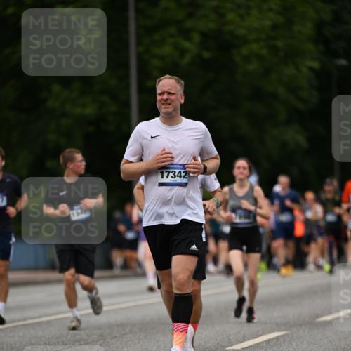 29.06.2025 - hella hamburg halbmarathon Dr. Thomas Lammeyer http://msf.ph/oto/8271128 29.06.2025 10:36:02 Kennedybrücke 1235, 1292, 2672, 3358, 3752, 4314, 4877, 4924, 5496, 5601, 5658, 5743, 6344, 7295, 7334, 7344, 7570, 7695, 7816, 7898, 8304, 8538, 8757, 9478, 9604, 9882, 10421, 10653 meine-sportfotos.de