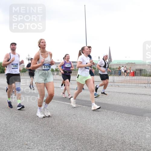 29.06.2025 - hella hamburg halbmarathon Lena Gebhardt http://msf.ph/oto/8271160 29.06.2025 10:54:22 Lombardsbrücke 11493, 6987, 6117, 1263, 3467, 1779, 1017, 1263, 1744, 1762, 1779, 1789, 1822, 1949, 2244, 2372, 2532, 2586, 2600, 2761, 2854, 3079, 3187, 3188, 3249, 3364, 3465, 3467, 3557, 3761, 3795, 3857, 4323, 4685, 4720, 4838, 4971, 5157, 5185, 5216, 5309, 5514, 5804, 5817, 5898, 5933, 5964, 5993, 6023, 6192, 6279, 6468, 6583, 6987, 6988, 7498, 7670, 7874, 7946, 7986, 8801, 8803, 8867, 8924, 9130, 9138, 9203, 9503, 10207, 11354, 11390, 11567, 11569, 11785, 12930 meine-sportfotos.de